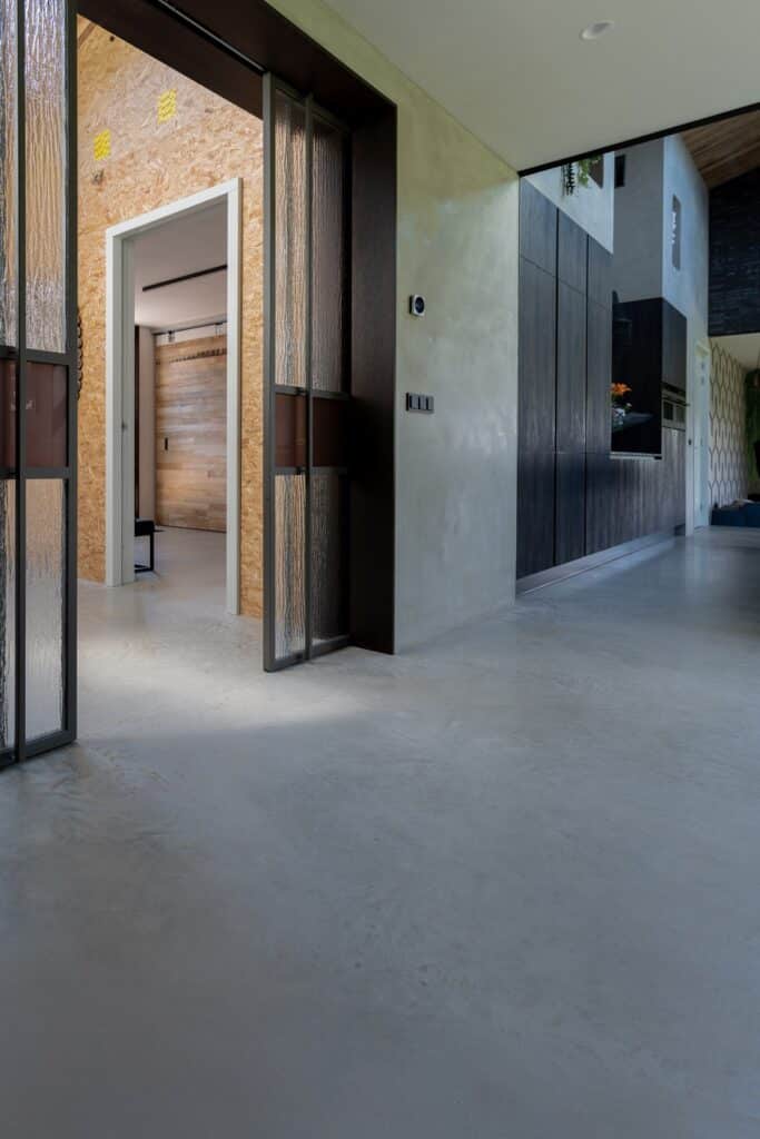 Overzichtfoto van woning in Stomptetoren na aanbrengen van woonbetonvloer