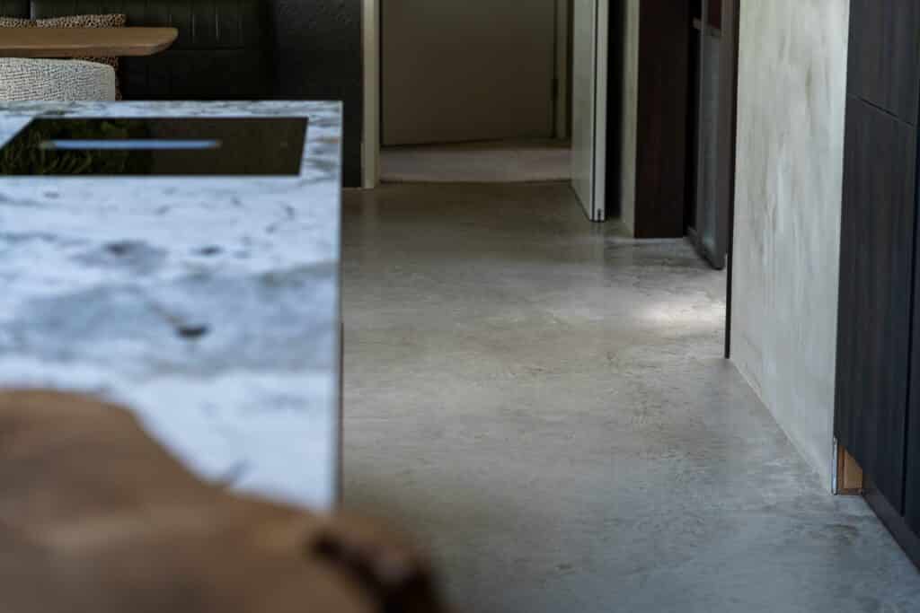 Gevlinderde en gepolijste woonbetonvloer bij nieuwbouwwoning in Noord-Holland