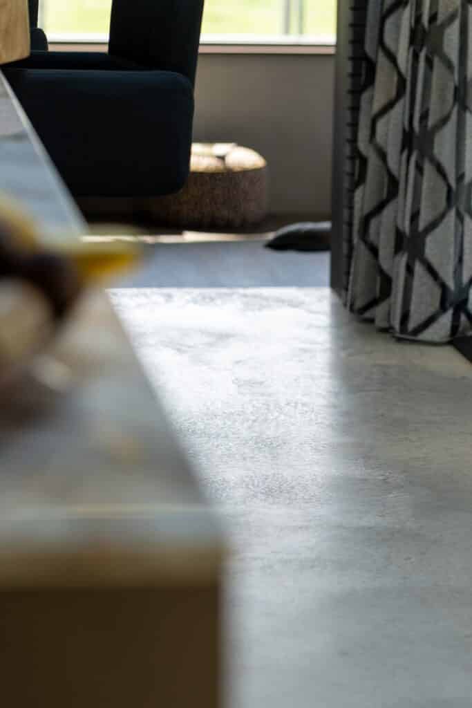 Detailfoto van woonbetonvloer in woonkamer. Project aanbrengen van woonbetonvloer & terras in Stomptetoren, Noord-Holland.