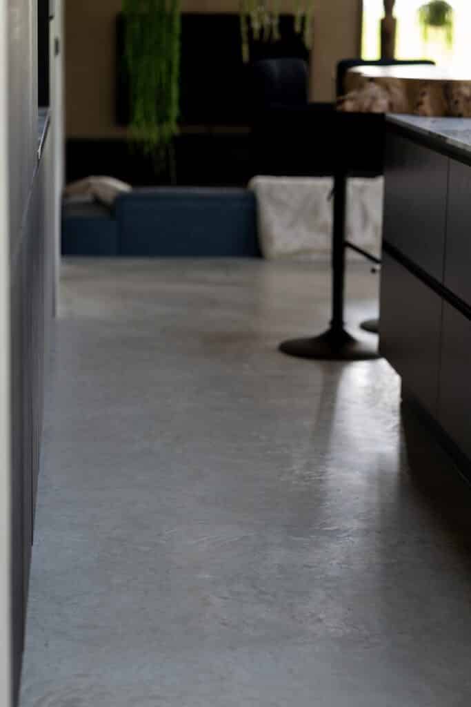 Detailfoto woonbetonvloer bij woning in Stomptetoren, Noord-Holland