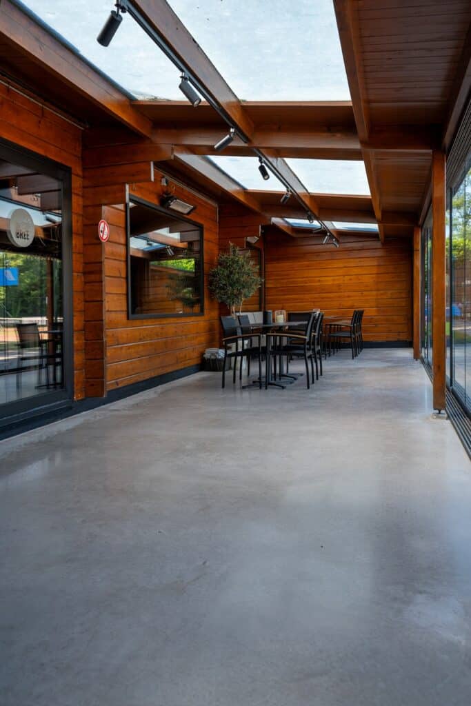 Woonbetonvloer 'june sand' in de kantine van tennisverening de bree