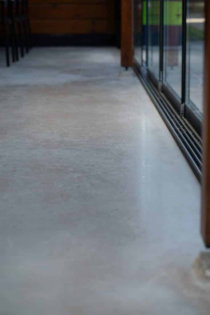 Woonbetonvloer in de kantine van de tennisvereniging in Scherpenzeel