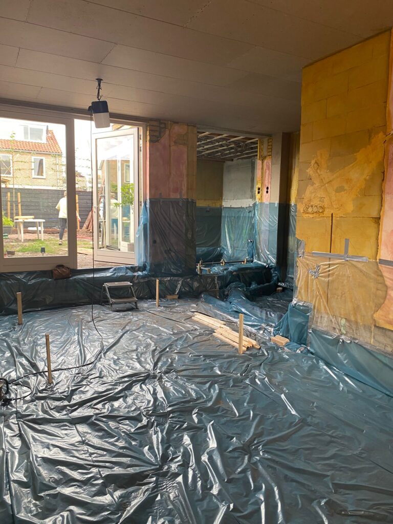 Voorbereiding van ondergrond voor het storten van schuimbeton.