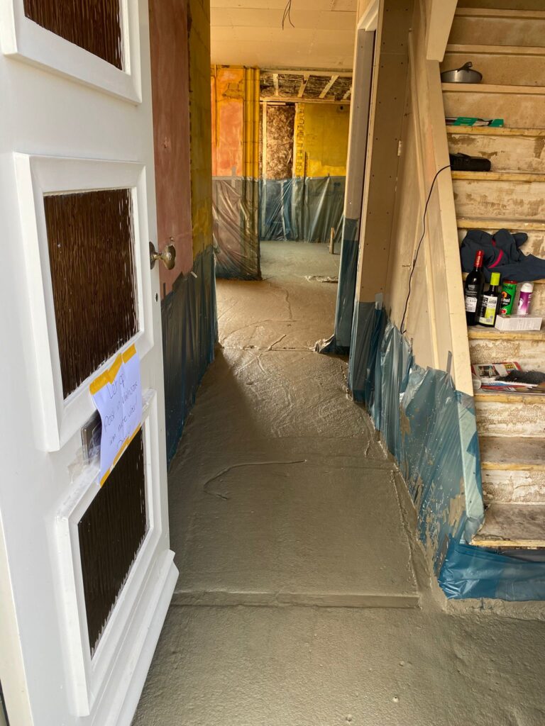 Schuimbeton wat net in de woning gestort is. Het geheel is gladgestreken.