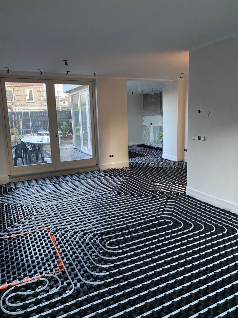 Aanleg van vloerverwarming met noppenplaten. Ondergrond voor het storten van de vloerverwarming.