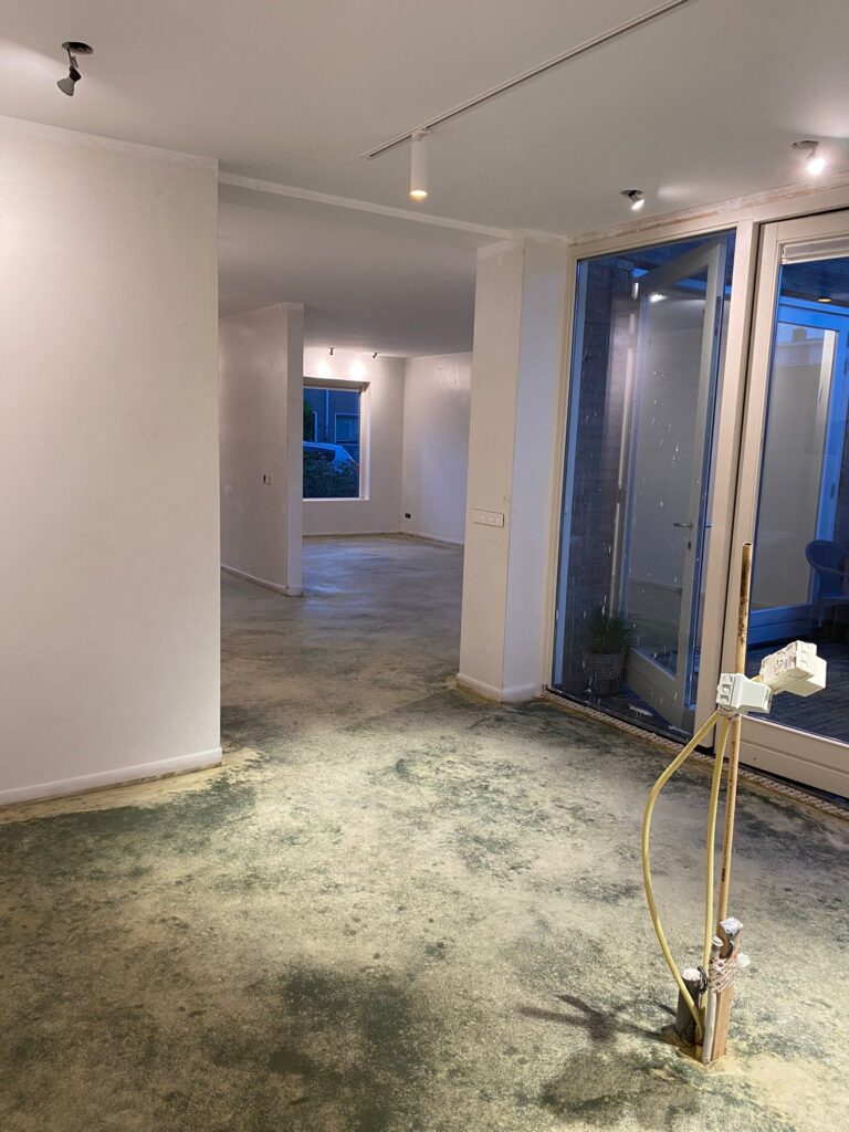 Droogproces van het woonbeton. Bijzondere uitstraling van woonbeton tijdens het droogproces in de woning.
