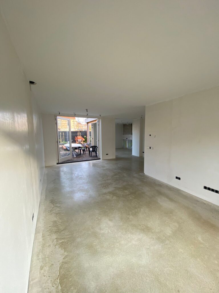 Gepolijste betonvloer in een woonkamer. Eindresultaat van het aanbrengen van een woonbetonvloer.