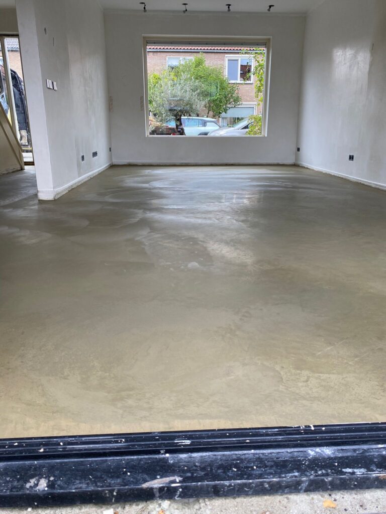 Droogproces van het woonbeton. De uitstraling van een woonbetonvloer wanneer het vlinderen van de betonvloer net is afgerond.
