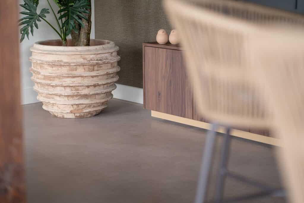 Woonbetonvloer in kleur 'June Sand'.