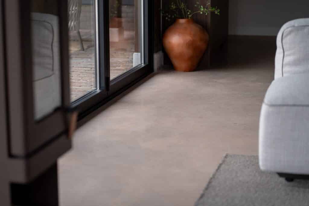 Detailfoto van woonbetonvloer in kleur June Sand