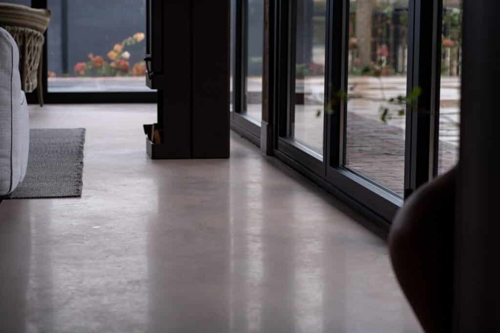 Detailfoto van een woonbetonvloer in een tuinhuis
