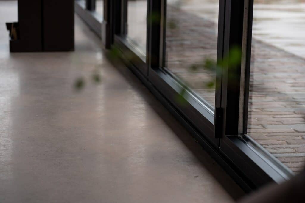 Detailfoto van een woonbetonvloer in een tuinhuis